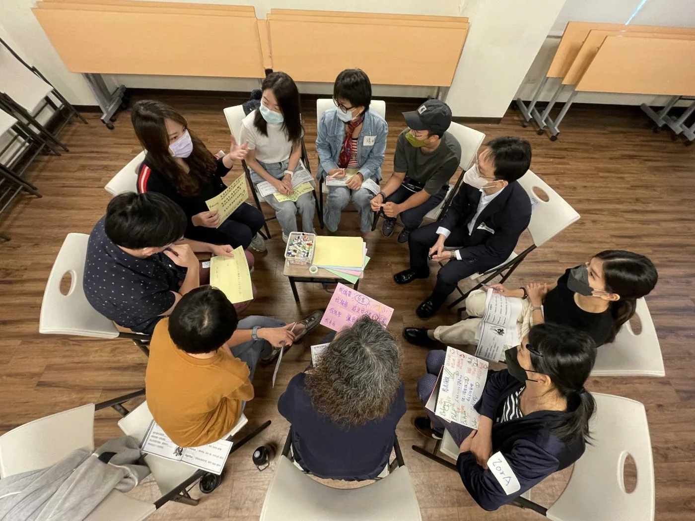 許澤民講師在團隊工作坊中帶領小組交流