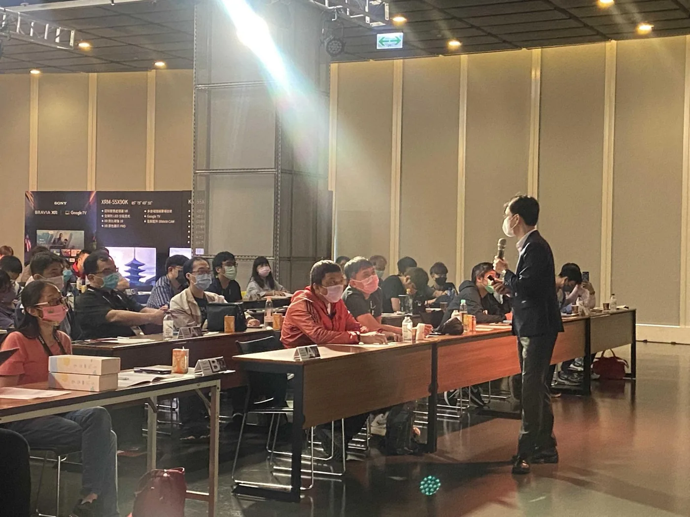 講師於大型會議場域進行企業培訓
